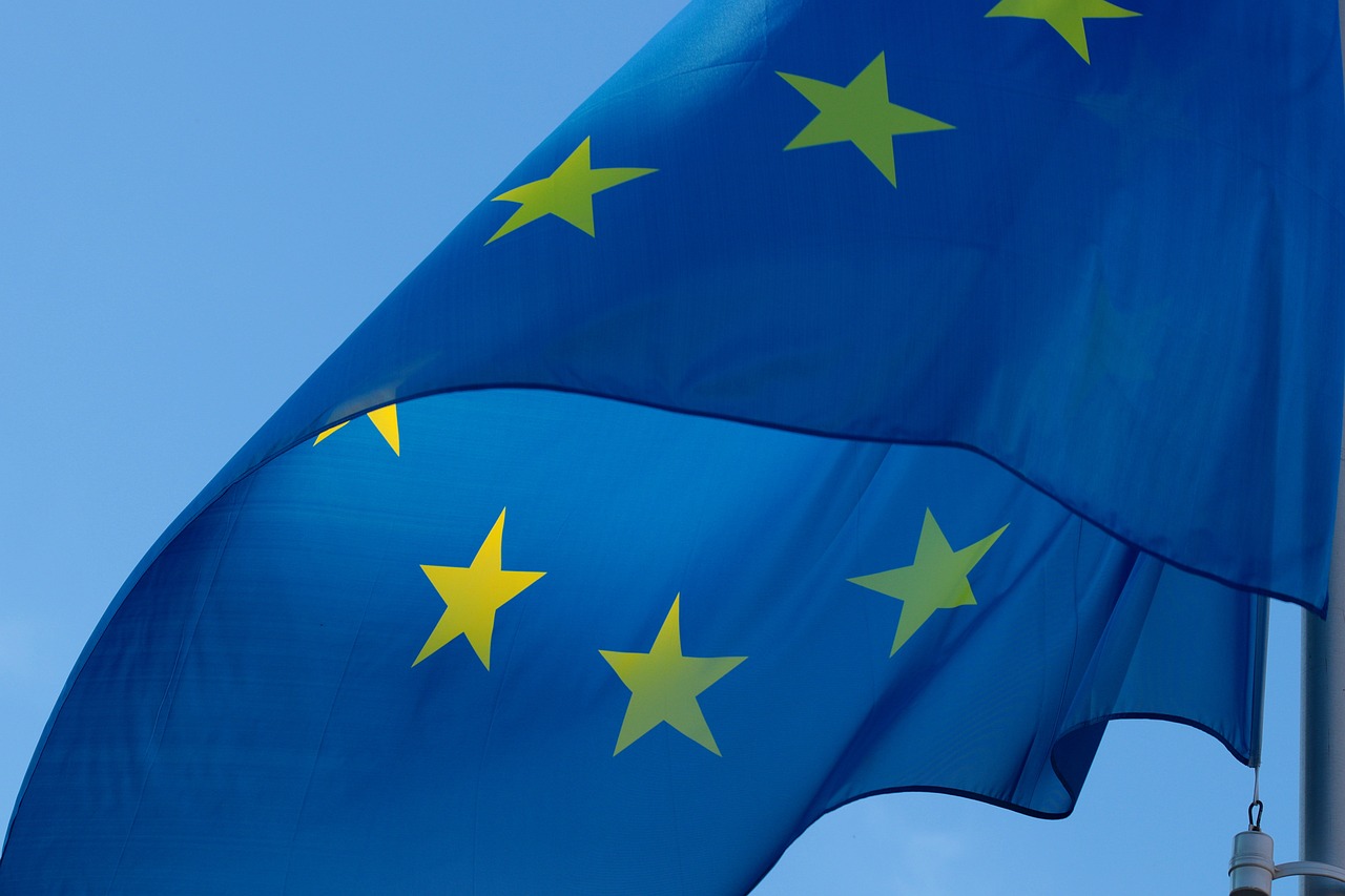 Eine recht nahe Aufnahme einer Europaflagge, die im Wind weht.